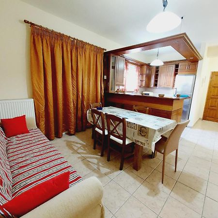 George'S Apartment Ипсос Екстериор снимка