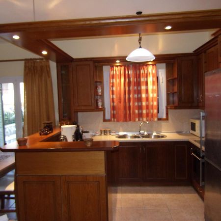 George'S Apartment Ипсос Екстериор снимка